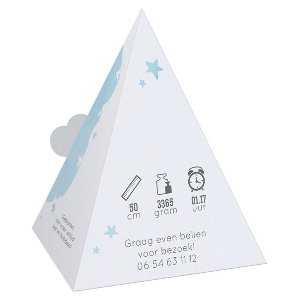 Piramide met aquarel wolk jongen