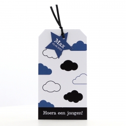 label met zwarte en blauwe wolkjes