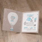 Belarto Hello World  - Lieflijk geboortekaartje met stoere luchtballon en blauw/wit touwtje